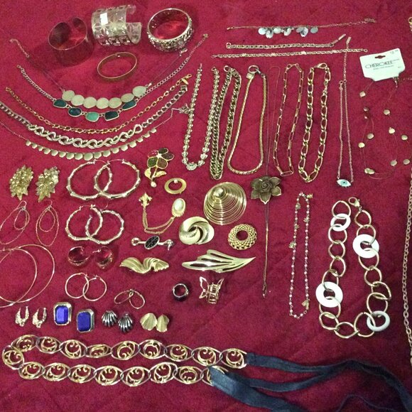 48 - Piece Lot of Gold Tone Vintage & Retro Jewelry **Last Lot** - Picture 1 of 16